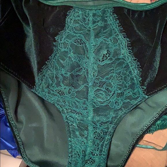 NWOT Emerald Green Velvet Lingerie Set - Picture 10 of 12